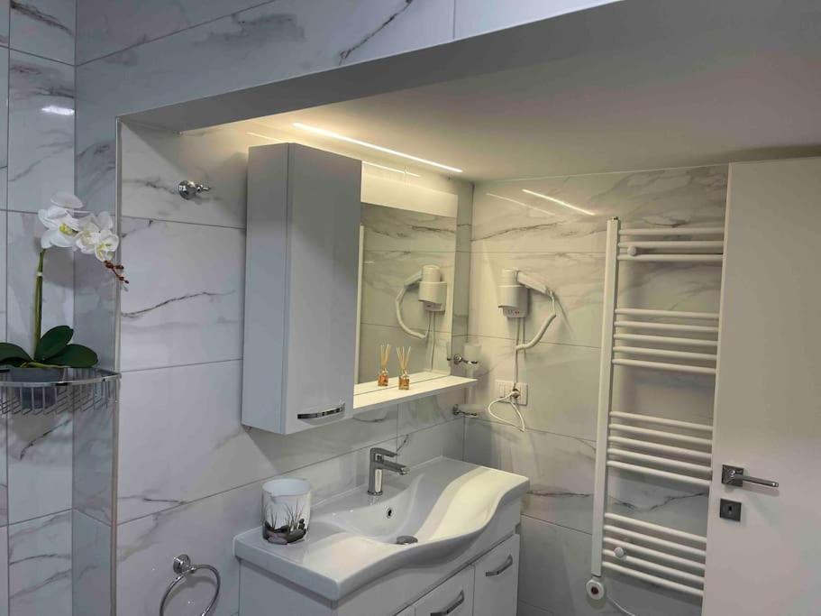 Lovely Apartment In Pogradec City With A Lake View Exterior photo