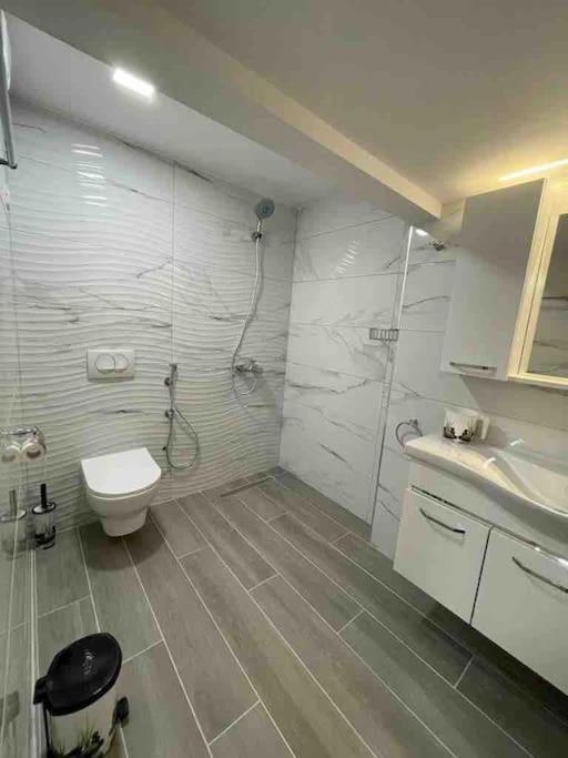 Lovely Apartment In Pogradec City With A Lake View Exterior photo